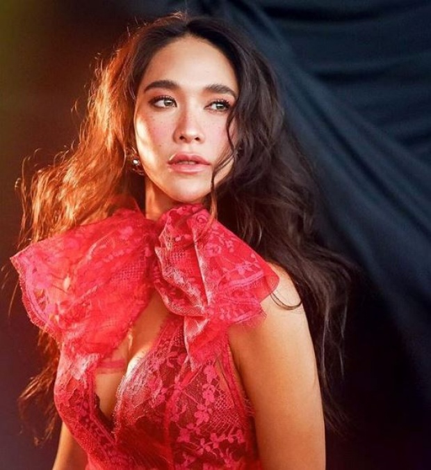 พลอย เฌอมาลย์ สวยสะกดทุกสายตาในชุดสีแดง เฉิดฉายบนรันเวย์  Elle fashion week 2018