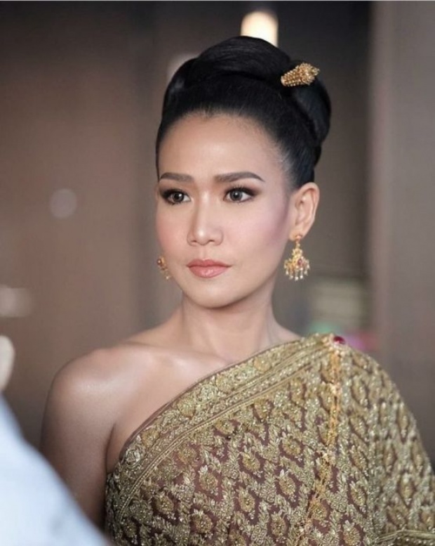 งามอย่างไทย! น้องฉัตร แปลงโฉม ดาราสาวคนดัง สวยสง่า จำแทบไม่ได้!! (คลิป)