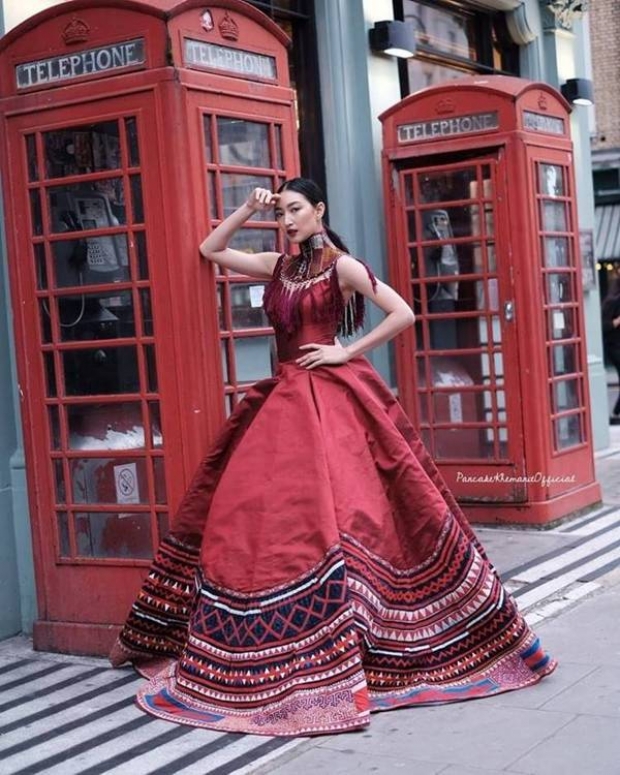 สวยเฉิดฉาย! สาวแพนเค้ก ในชุดผ้าไหมแดง ในงานเดินแบบ London Fashion Week 2019