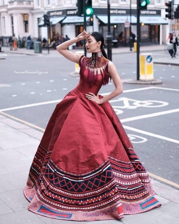 สวยเฉิดฉาย! สาวแพนเค้ก ในชุดผ้าไหมแดง ในงานเดินแบบ London Fashion Week 2019