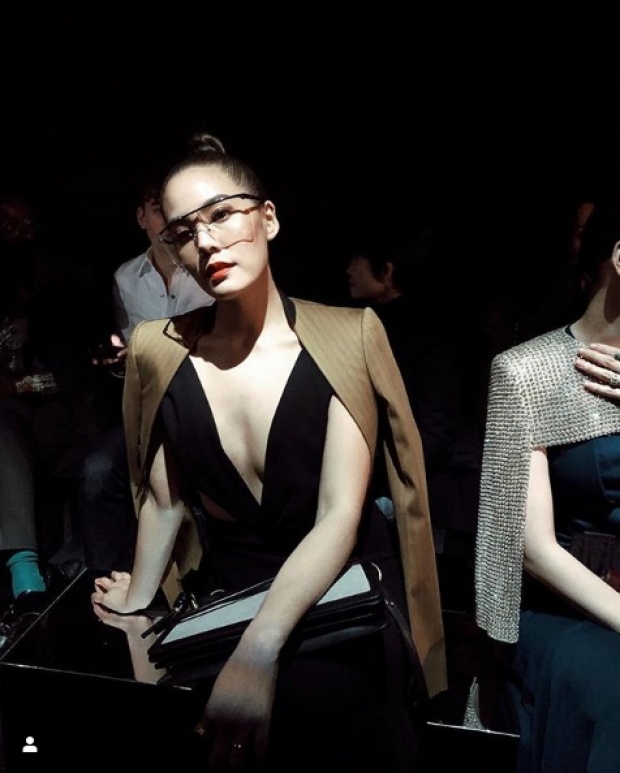เจนี่  กับลุคเซ็กซี่ แหวกอกอวดความแซ่บ ร่วมชมแฟชั่นโชว์แบรนด์ Givenchy ที่กรุงปารีส (คลิป)
