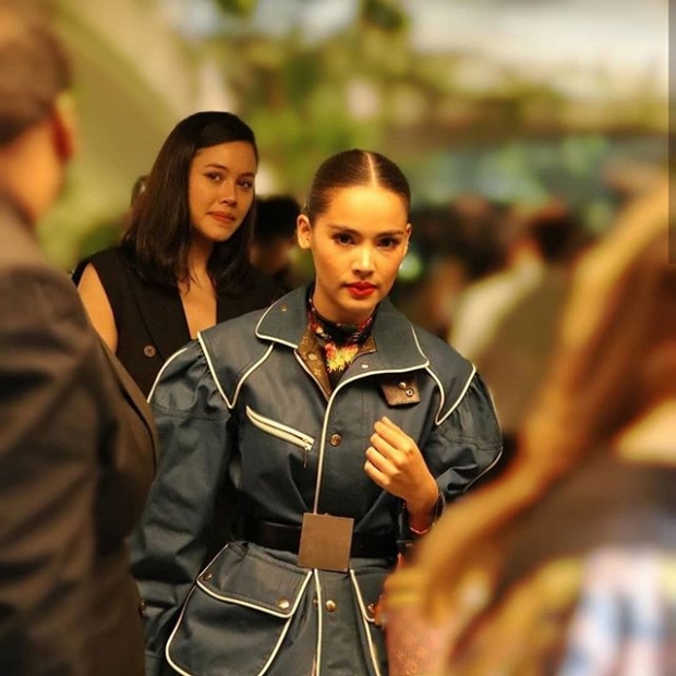 หันมุมไหนก็สวย!  ให้เต็ม 10 ลุคส์นี้ของ “ญาญ่า อุรัสยา” ในงานเดินแบบ   “Louis Vuitton” องศาไหนก็สวย