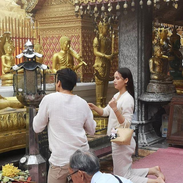 อิ่มบุญถ้วนหน้า! “ญาญ่า อุรัสยา” ควงหวานใจ “ณเดชน์ คูกิมิยะ” ไหว้พระเชียงใหม่ “พีคสุดคือสีเล็บ”