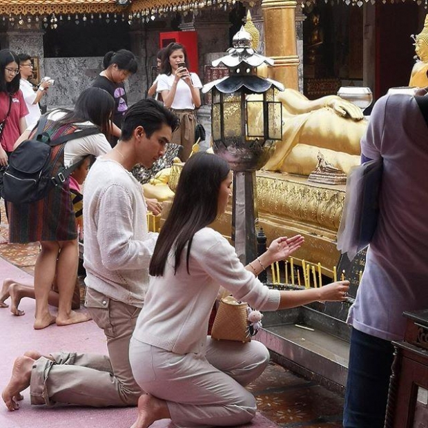 อิ่มบุญถ้วนหน้า! “ญาญ่า อุรัสยา” ควงหวานใจ “ณเดชน์ คูกิมิยะ” ไหว้พระเชียงใหม่ “พีคสุดคือสีเล็บ”