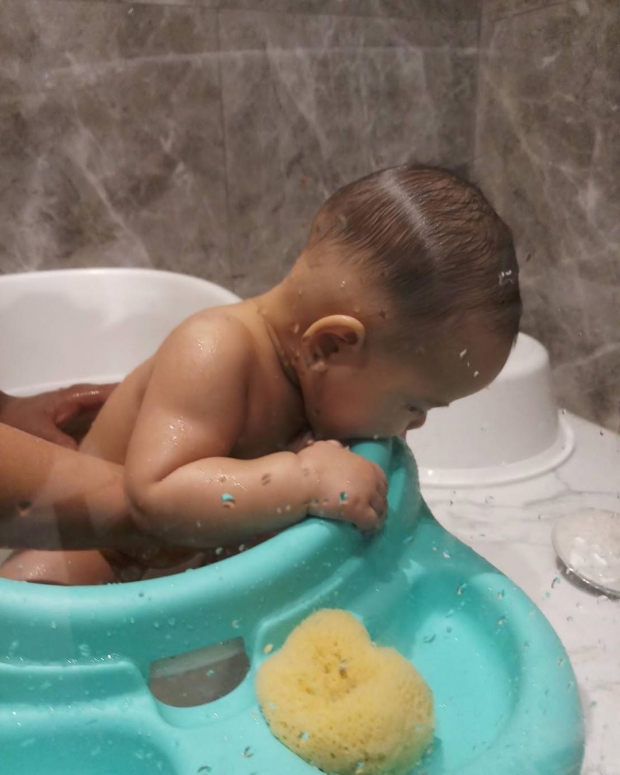 น่าเอ็นดู! “มาร์กี้ ราศรี” เผยภาพอันซีน “น้องมีญ่า” แอบแทะอ่างอาบน้ำ