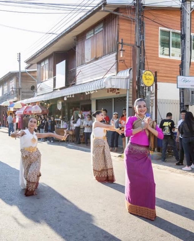 งามอีหลี! “นุ้ย เกศริน” สลัดคราบสาวสายบู๊ นุ่งผ้าไทยฟ้อนรำ ในงานกฐิน