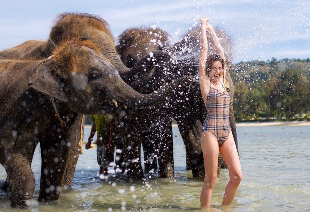 โฟกัสจุดไหนดี ดิว อริสรา ปล่อยความแซ่บรัวๆ ในชุดวันพีช เล่นกับช้างน้อย