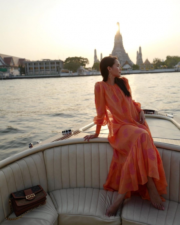 ญาญ่า เสิร์ฟความสวย นั่งเรือชมพระอาทิตย์ตกดินริมแม่น้ำกับคนที่รัก