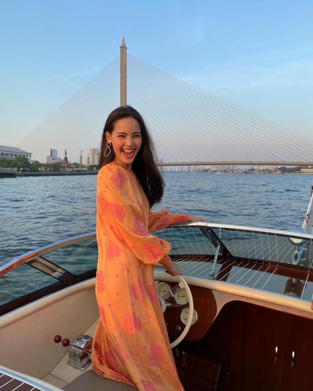 ญาญ่า เสิร์ฟความสวย นั่งเรือชมพระอาทิตย์ตกดินริมแม่น้ำกับคนที่รัก