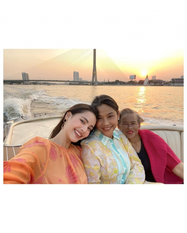 ญาญ่า เสิร์ฟความสวย นั่งเรือชมพระอาทิตย์ตกดินริมแม่น้ำกับคนที่รัก