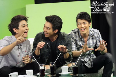 3 หนุ่มเรือนแพ น่ารักน่าหยิก ^3^