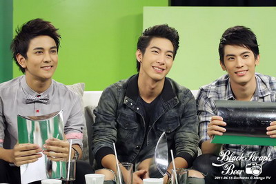 3 หนุ่มเรือนแพ น่ารักน่าหยิก ^3^