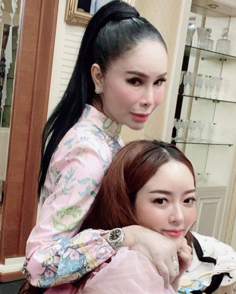 เเม่ดาราสาวฟาดลุคสุดจึ้ง หน้าผมหุ่นปังเว่อร์ นี่อายุ58จริงมั้ย?