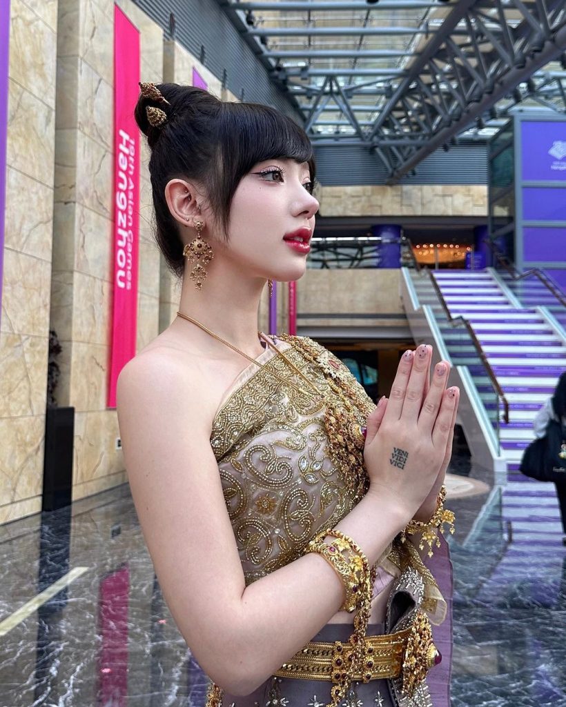 งามอย่างไทย! นักร้องสาว โพสต์ภาพแต่งชุดไทยส่งแรงใจเชียร์นกฬ.ไทย