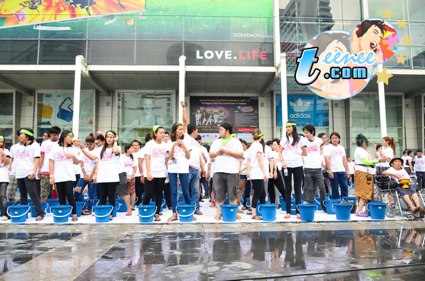 บรรยากาศคนดีร่วมทำบุญ แบบ เปียกๆ ที่งาน "Global ice bucket challenge"