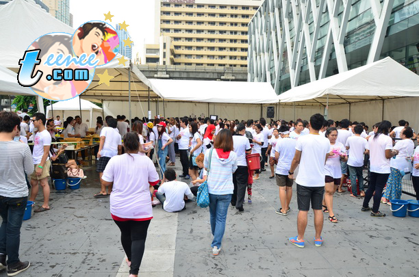 บรรยากาศคนดีร่วมทำบุญ แบบ เปียกๆ ที่งาน "Global ice bucket challenge"