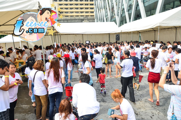 บรรยากาศคนดีร่วมทำบุญ แบบ เปียกๆ ที่งาน "Global ice bucket challenge"