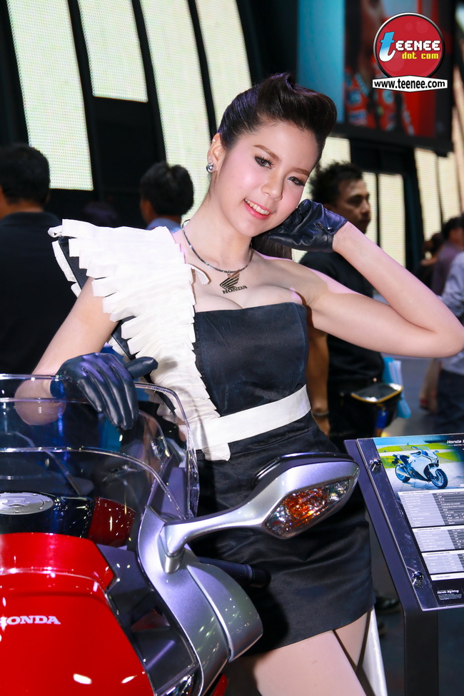 สาวชุดดำสุดเซ็กซี่ จากHonda