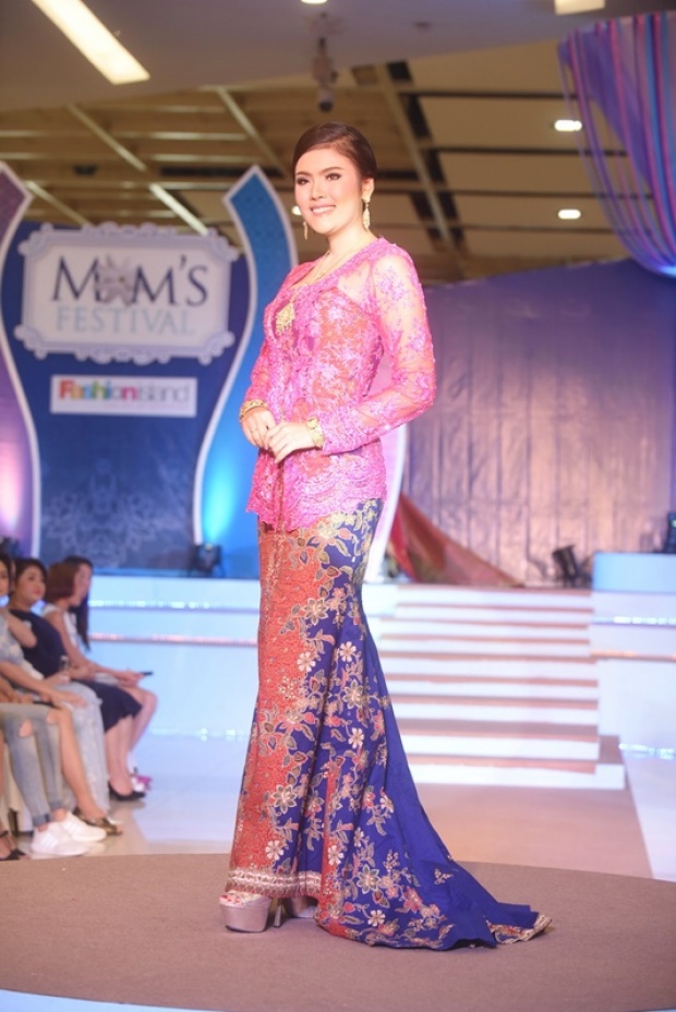 สวยอลังเวอร์!! ฝ้าย นำทีม Miss Grand Thailand ในชุดแฟชั่นโชว์ผ้าไทย