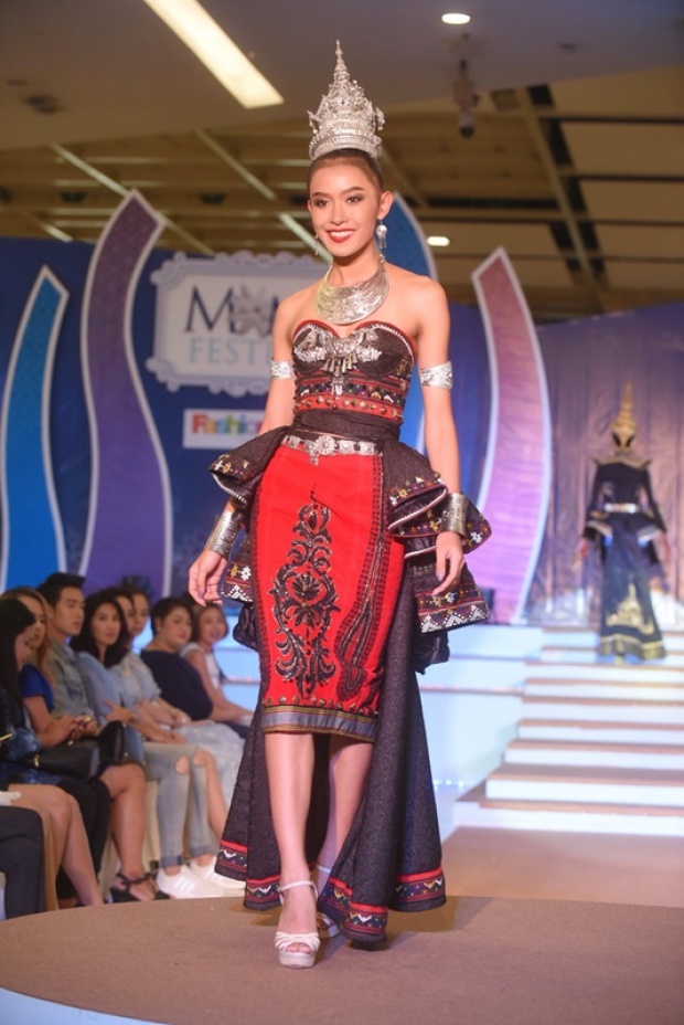 สวยอลังเวอร์!! ฝ้าย นำทีม Miss Grand Thailand ในชุดแฟชั่นโชว์ผ้าไทย