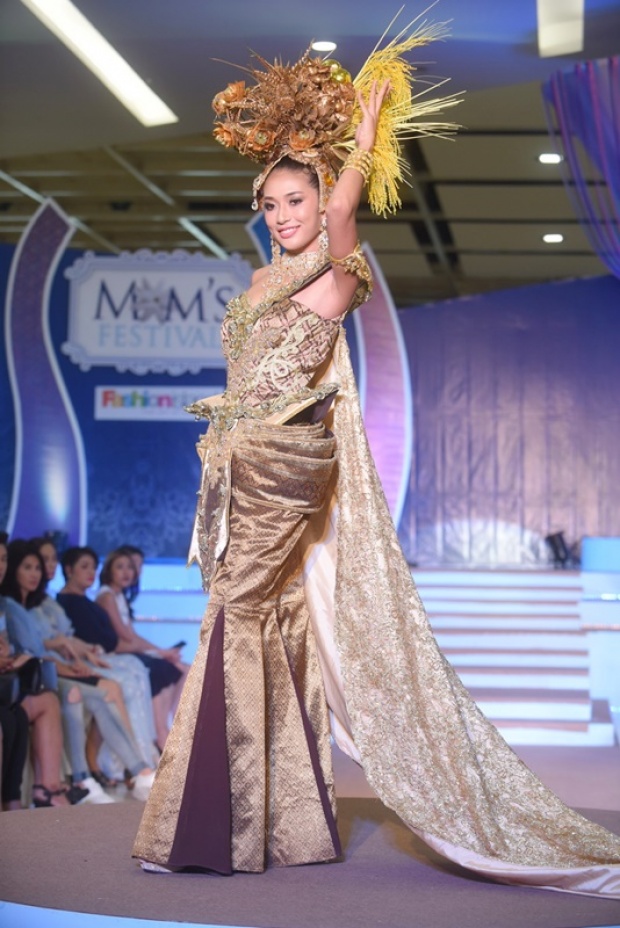 สวยอลังเวอร์!! ฝ้าย นำทีม Miss Grand Thailand ในชุดแฟชั่นโชว์ผ้าไทย