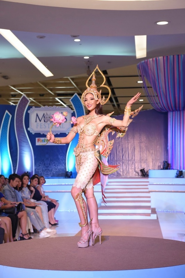 สวยอลังเวอร์!! ฝ้าย นำทีม Miss Grand Thailand ในชุดแฟชั่นโชว์ผ้าไทย