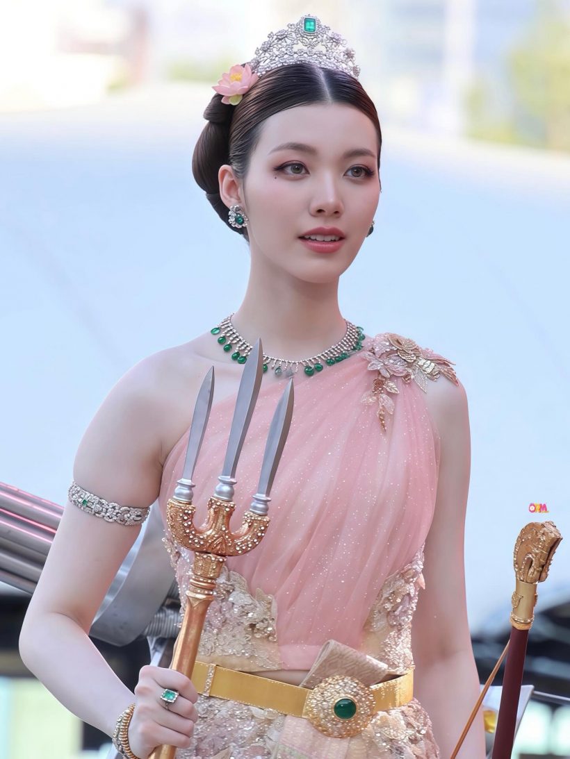 นางในวรรณคดี! ส่องลุคชุดไทย หลิงออม สวยแพงออร่ากระจาย