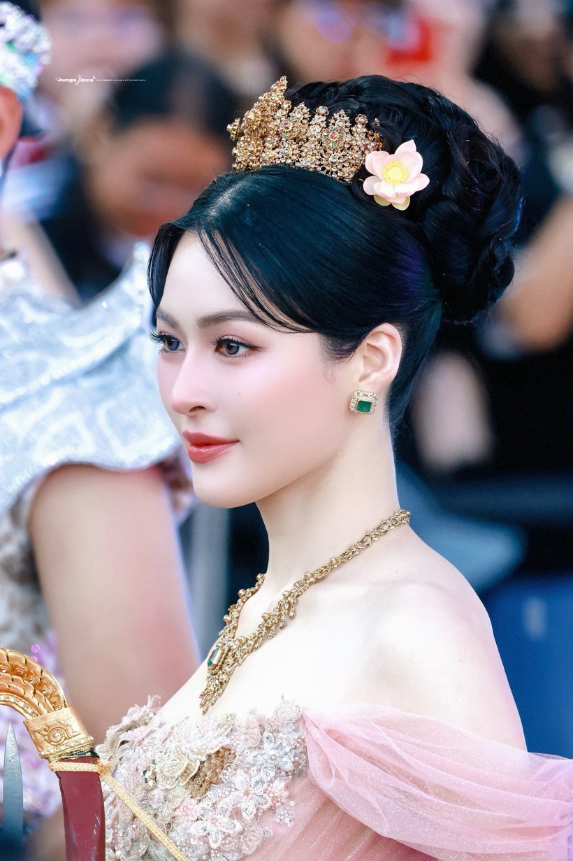 นางในวรรณคดี! ส่องลุคชุดไทย หลิงออม สวยแพงออร่ากระจาย