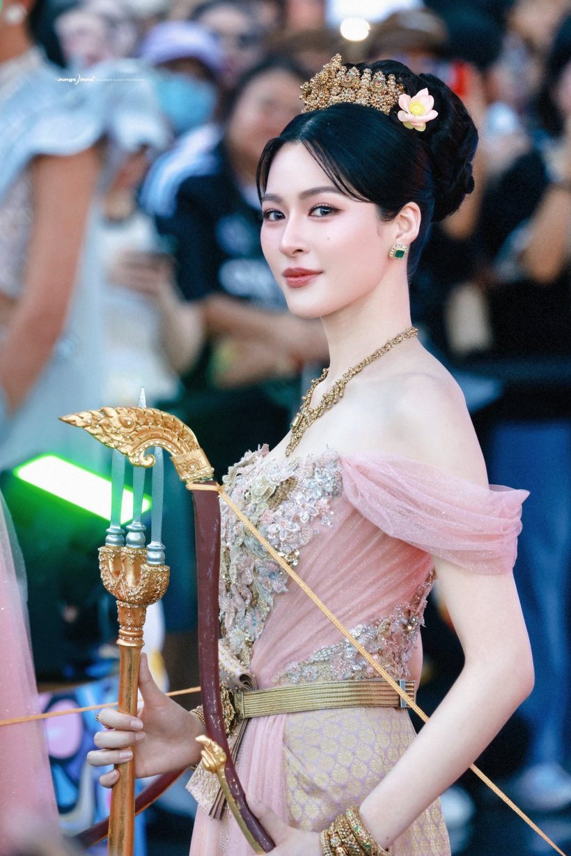 นางในวรรณคดี! ส่องลุคชุดไทย หลิงออม สวยแพงออร่ากระจาย
