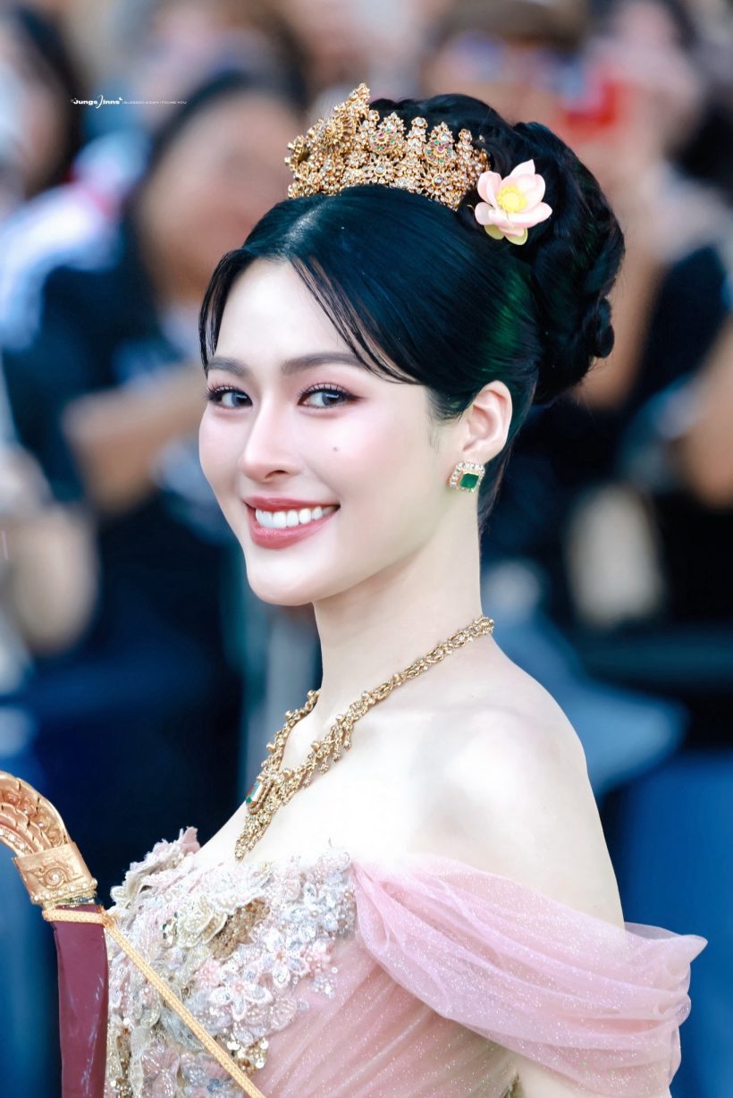 นางในวรรณคดี! ส่องลุคชุดไทย หลิงออม สวยแพงออร่ากระจาย