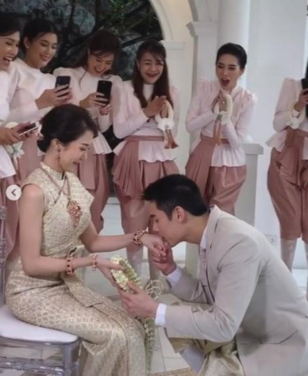 เริ่มแล้ว! “กันต์-พลอย” เข้าพิธีแต่งงานแบบไทย บรรยากาศอบอวลไปด้วยความรักสุดหวานชื่น (คลิป)
