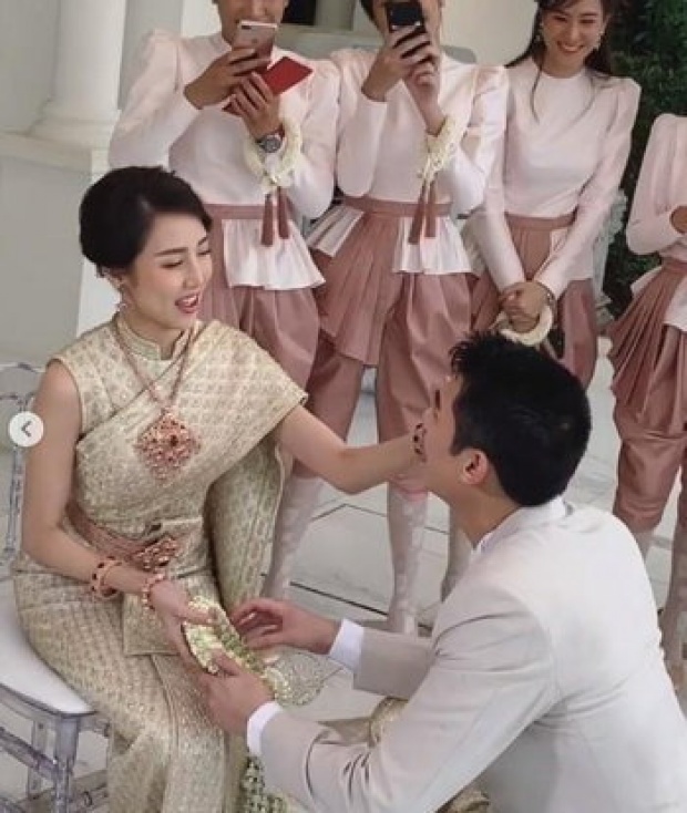 เริ่มแล้ว! “กันต์-พลอย” เข้าพิธีแต่งงานแบบไทย บรรยากาศอบอวลไปด้วยความรักสุดหวานชื่น (คลิป)