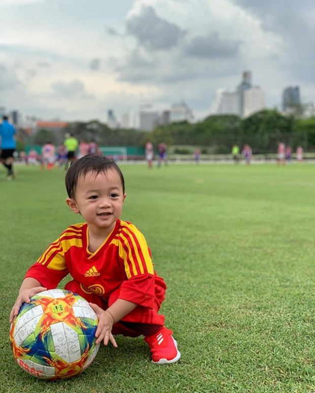 “น๊อต วิศรุต” แท๊กทีมลูกแฝด! “สายฟ้า-พายุ” ใส่ชุดบอลเต็มสตรีม “ลงสนามฟุตบอล” 