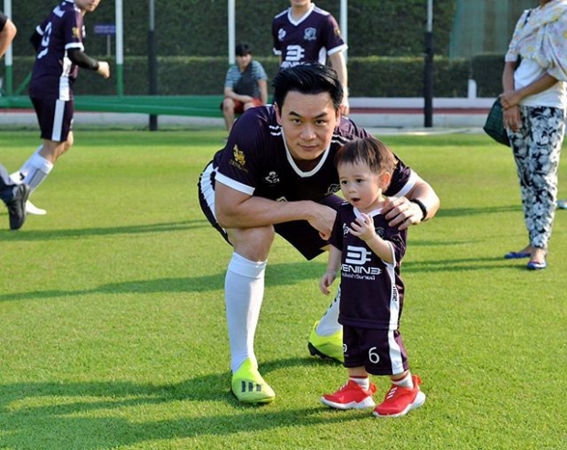 “น๊อต วิศรุต” แท๊กทีมลูกแฝด! “สายฟ้า-พายุ” ใส่ชุดบอลเต็มสตรีม “ลงสนามฟุตบอล” 