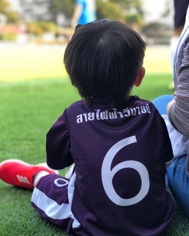 “น๊อต วิศรุต” แท๊กทีมลูกแฝด! “สายฟ้า-พายุ” ใส่ชุดบอลเต็มสตรีม “ลงสนามฟุตบอล” 