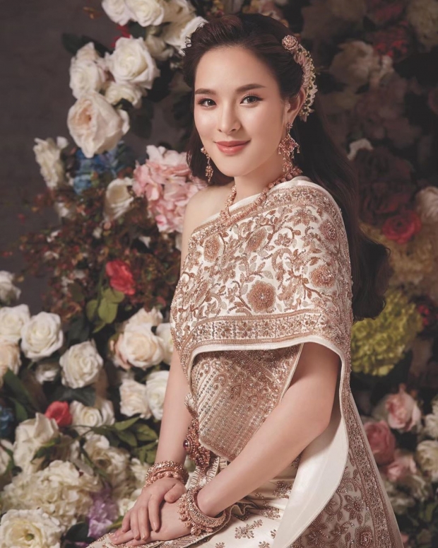 ปันปัน สุทัตตา ห่มสไบสวยหวานแบบไทยๆ สวยสง่าออร่าจับสุดๆ