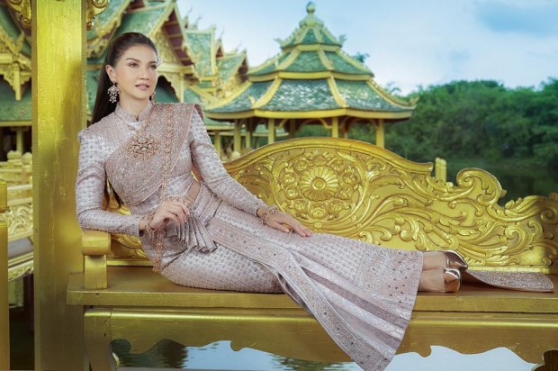 ปังมาก แอน สิเรียม  สวยเกินต้านในชุดไทย แทบลืมอายุไปเลย