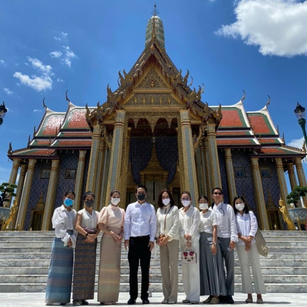 ต้นเเบบของลูก เเอฟ เเต่งชุดไทย จูงมือน้องปีใหม่ไหว้ศาลหลักเมือง 