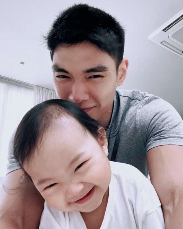 สดใสมาก น้องโนล่า ยิ้มกว้างสุดๆ หลังได้ถ่ายรูปกับคุณพ่อ 