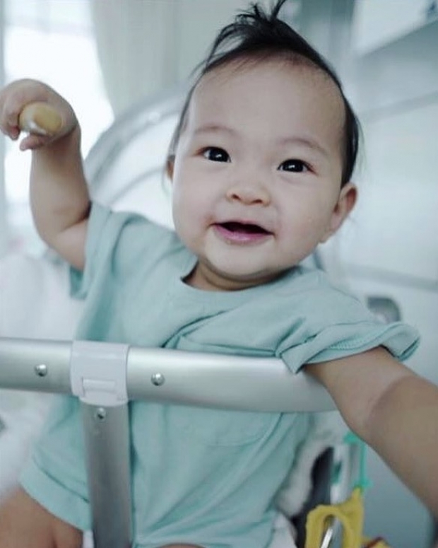 สดใสมาก น้องโนล่า ยิ้มกว้างสุดๆ หลังได้ถ่ายรูปกับคุณพ่อ 