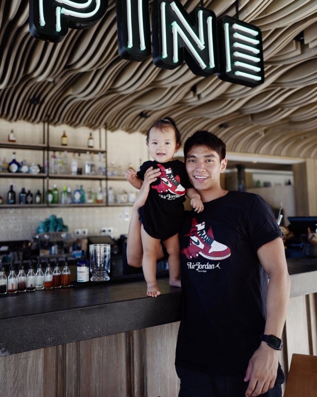 สดใสมาก น้องโนล่า ยิ้มกว้างสุดๆ หลังได้ถ่ายรูปกับคุณพ่อ 