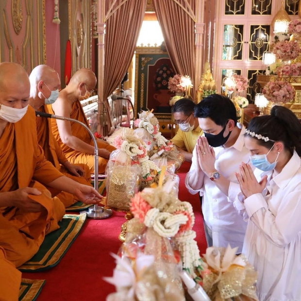 ฟลุค-นาตาลี ควงคู่ทำบุญ เตรียมตัวต้อนรับเจ้าหนูหมื่นล้าน 