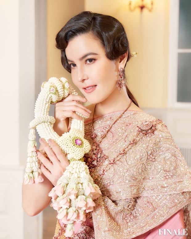 ธัญญ่า งามเลอค่าเกินบรรยาย ในชุดไทยจักรพรรดิประยุกต์ ราคาสูงปรี๊ดครึ่งล้าน