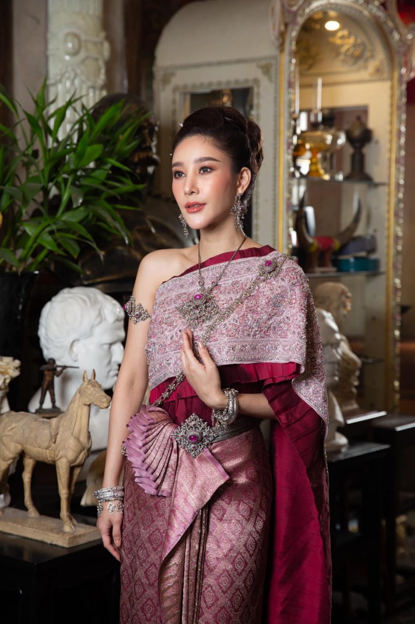 สง่างาม! เพจดังเผยภาพ เเตงโม นิดา  สวมใส่ชุดไทยดูหรูหรามาก