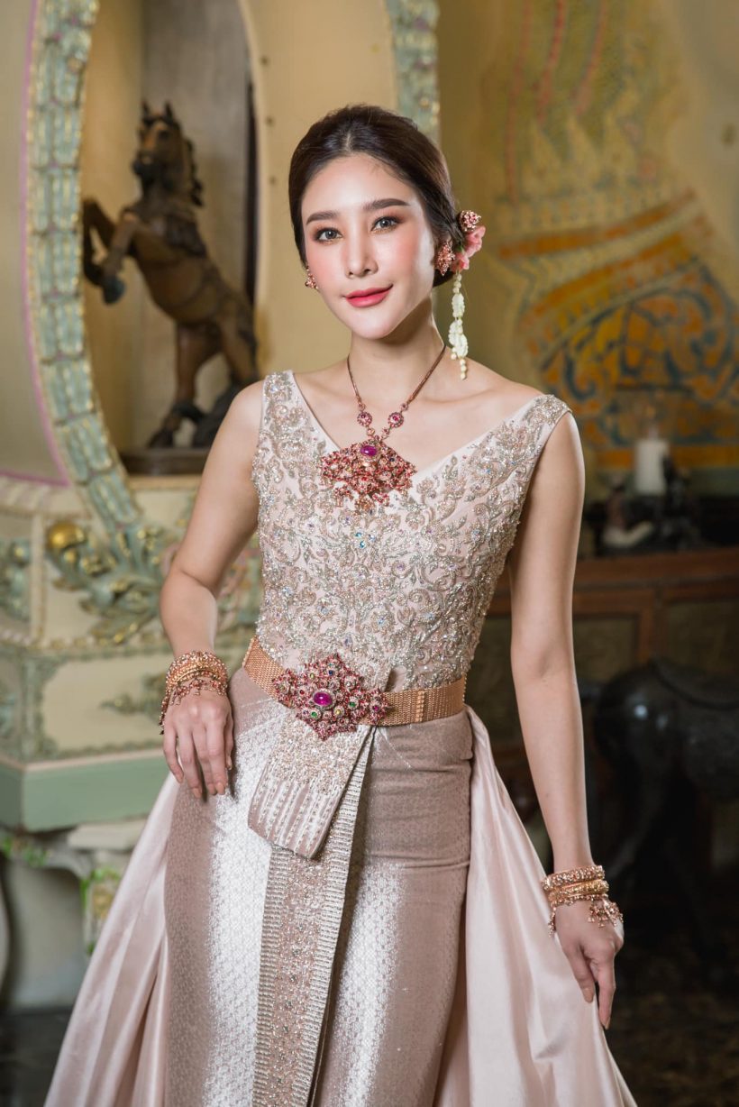 สง่างาม! เพจดังเผยภาพ เเตงโม นิดา  สวมใส่ชุดไทยดูหรูหรามาก