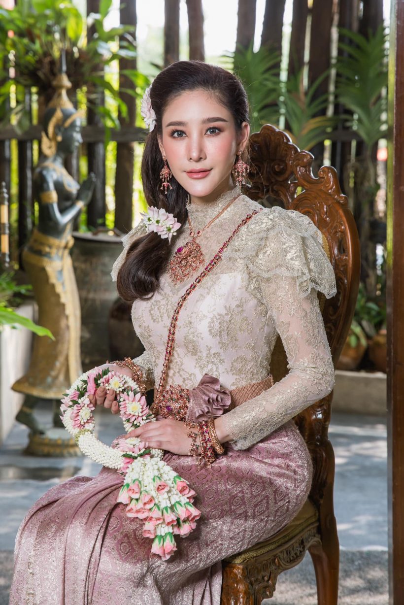 สง่างาม! เพจดังเผยภาพ เเตงโม นิดา  สวมใส่ชุดไทยดูหรูหรามาก