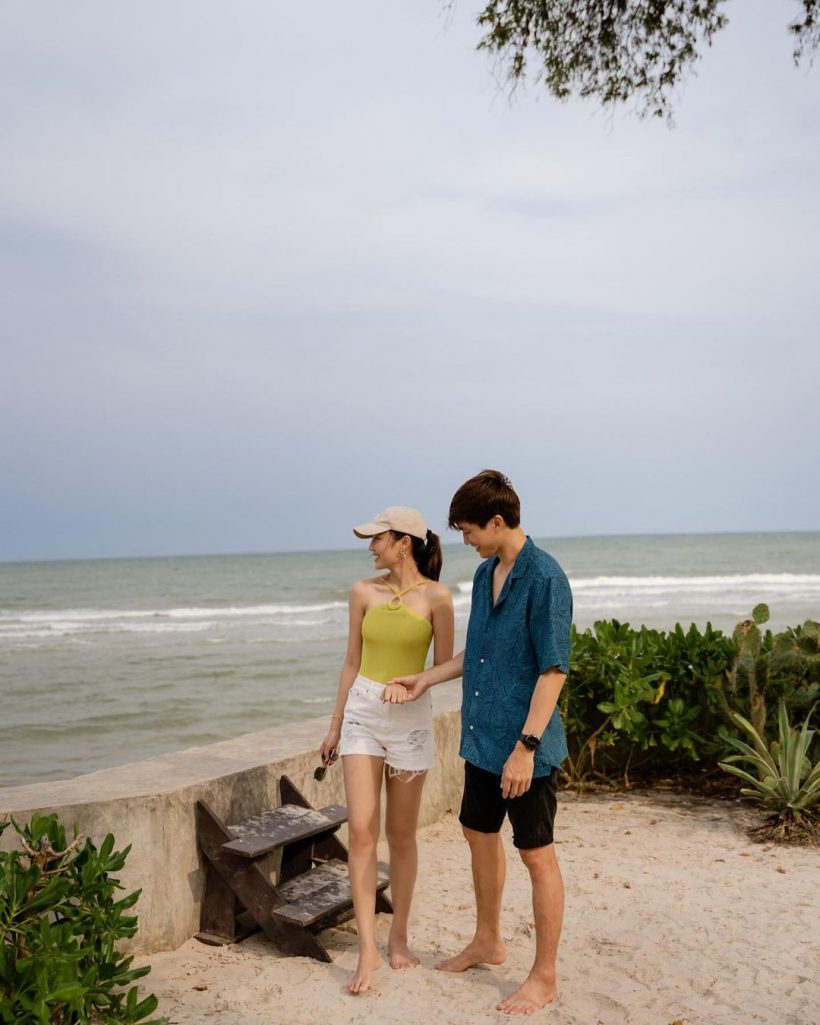 อุ๊ยๆแอบดูภาพเซ็ตคู่รักพระนาง จูงมือสวีตเดินเล่นริมหาด