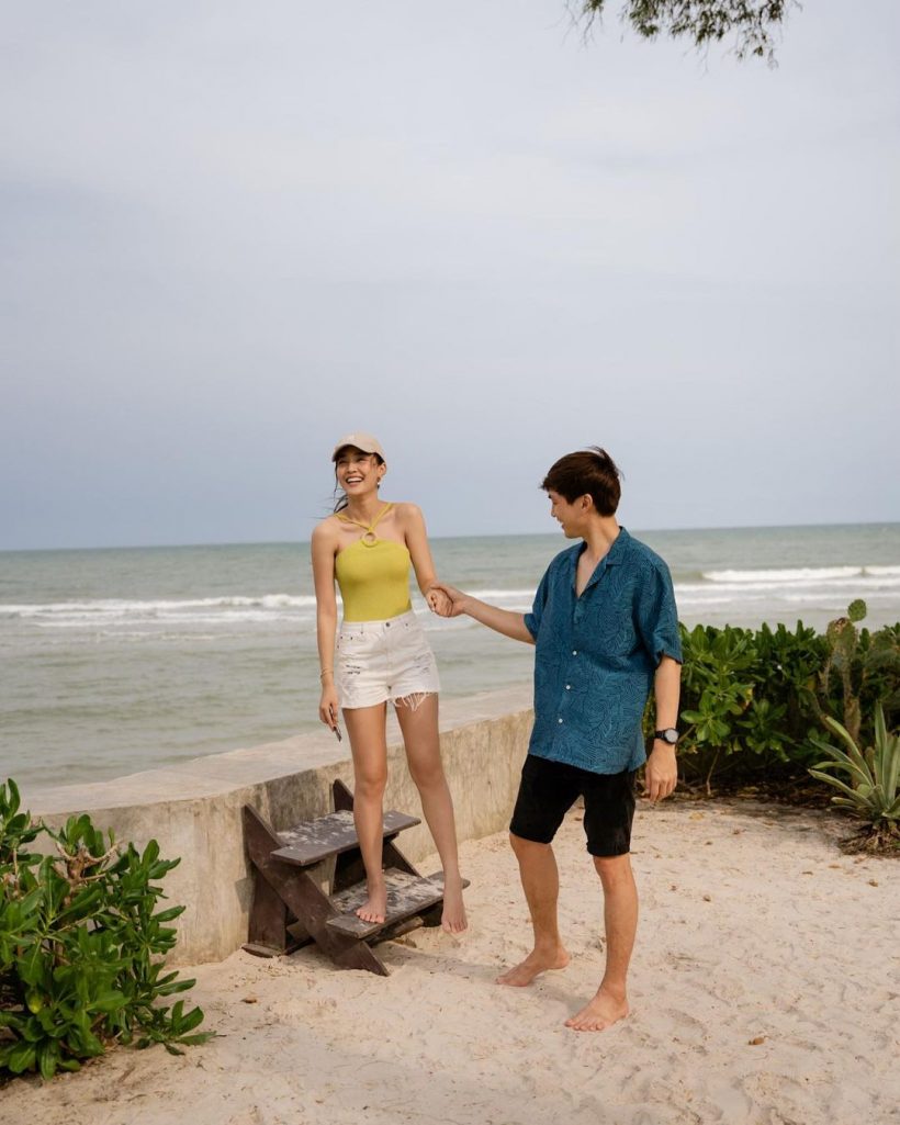 อุ๊ยๆแอบดูภาพเซ็ตคู่รักพระนาง จูงมือสวีตเดินเล่นริมหาด