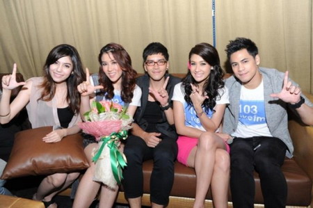 เชียร์ เอมี่ นำทีมเปิดซิงดีเจ@งานเปิดคลื่นวิทยุ Like103