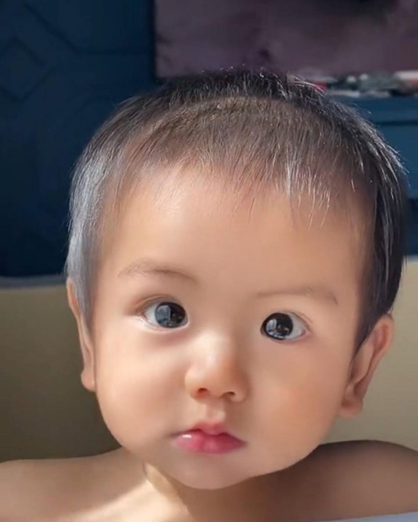 ลูกเต้าเหล่าใคร? หนูน้อยคนนี้กำลังครองใจพี่ๆเเฟนคลับทั้งประเทศ